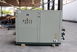 是不是渦旋式冷水機，看有沒有氣壓表就知道了